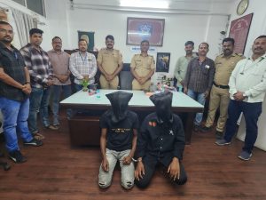 *मार्केटयार्ड पोलीस स्टेशन, पुणे शहर* *" खुनाचा प्रयत्न करणा-या दोन सराईत गुन्हेगारांना मार्केटयार्ड पोलीस स्टेशनच्या तपास पथकाने केले जेरबंद "* याबाबत सविस्तर माहिती अशी कि, मार्केटयार्ड पोलीस स्टेशन येथे दिनांक २७/०७/२०२६ रोजी गु.र.नं. १४८/२०२६ १०९ (२),११८(१),३५२,३५१ (२) ३(५), भारतीय हत्यार अधिनियम कलम ४ (२५) महाराष्ट्र पोलीस अधिनियम १९५१ चे कलम ३७ (१) (३) सह १३५ अन्वये गुन्हा दाखल असुन दाखल गुन्ह्यातील फिर्यादी यांना दिनांक २६/०७/२०२६ रोजी सायंकाळी १८.३० च्या सुमारास जुना राग मनात धरुन साईबाबा मंदीरा समोरील सार्वजनिक रत्त्यावर, आंबेडकर नगर, मार्केटयार्ड, पुणे येथे दाखल गुन्ह्यातील सराईत गुन्हेगार नामे १) आरमान समीर शेख, अंदाजे वय-२० वर्षे, रा. आंबेडकर नगर, गल्ली नं. १३, मार्केटयार्ड, पुणे २) शाहरुख शेख, वय-२४ वर्षे, रा. आंबेडकर नगर, गल्ली नं. १५, मार्केटयार्ड पुणे यांनी जिवे मारण्याच्या उद्देशाने धारदार शस्त्राने मारहाण करुन जखमी करुन पसार झाले होते. तरी सदर आरोपी यांना ताब्यात घेणे करीता मार्केटयार्ड पोलीस स्टेशनचे तपास पथक हे तात्काळ रवाना झाले होते. दिनांक २८/०७/२०२६ रोजी पहाटे तपास पथकातील पोलीस हवालदार/३४५३ राजेश थोरात त्यांचे गुप्त माहीतीगारा मार्फत माहिती मिळाली कि, सदर आरोपी हे पुणे शहरातुन परराज्यात पसार होणार आहेत. तरी सदर बातमीच्या अनुषंगाने तपास पथकातील पोलीस उप-निरीक्षक अक्षयकुमार गडगडे, श्रेणी पोलीस उप-निरीक्षक सुनिल भापकर, पोलीस हवालदार/३४५३ राजेश थोरात, पोलीस हवालदार/९६३ महेश जेधे, पोलीस हवालदार ६५८/ कौस्तुभ जाधव, पोलीस हवालदार/४०९४ दत्तात्रय राऊत, पोलीस अंमलदार/८९६५ बालाजी शिंदे, पोलीस अंमलदार/१०२८५ दिनेश माने यांनी सापळा रचुन सदर आरोपी यांना दिनांक २८/०७/२०२६ रोजी पहाटे ०४.०० वा. हडपसर येथुन ताब्यात घेतले आहे. तरी सदर गुन्हाचा पुढील तपास सहा. पोलीस निरीक्षक बसवराज माळी हे करीत आहेत. सदरची कारवाई मा. श्री अमितेश कुमार, साो. पोलीस आयुक्त, पुणे शहर. श्री संजय दराडे साो. सह पोलीस आयुक्त, पुणे शहर. श्री राजेश बनसोडे साो. अप्पर पोलीस आयुक्त, पुणे शहर. श्री मिलींद मोहिते साो. पोलीस उप आयुक्त, परिमंडळ ०२ पुणे शहर, श्री राहुल आवारे साो. सहा पोलीस आयुक्त, भारती विद्यापीठ विभाग, यांचे मार्गदर्शनाखाली मार्केटयार्ड पोलीस स्टेशनचे वरिष्ठ पोलीस निरीक्षक श्री. विश्वजीत जगताप व श्रीमती सुनिता नवले, पोलीस निरीक्षक (गुन्हे) यांचे आदेशाने तपास पथकाचे पोलीस उप-निरीक्षक अक्षयकुमार गडगडे, श्रेणी पोलीस उप-निरीक्षक सुनिल भापकर, पोलीस हवालदार/३४५३ राजेश थोरात, पोलीस हवालदार/९६३ महेश जेधे, पोलीस हवालदार ६५८/ कौस्तुभ जाधव, पोलीस हवालदार/४०९४ दत्तात्रय राऊत, पोलीस अंमलदार/८९६५ बालाजी शिंदे, पोलीस अंमलदार/१०२८५ दिनेश माने यांनी केली आहे. पुणे पोलीस *विश्वजीत जगताप*. वरिष्ठ पोलीस निरीक्षक मार्केटयार्ड पो. ठाणे. पुणे शहर