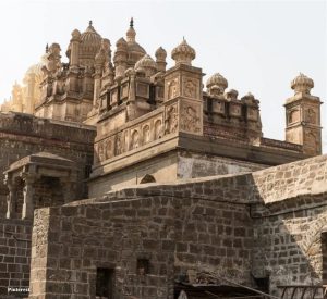 मंदिरात दर्शनासाठी भाविकांची गर्दी