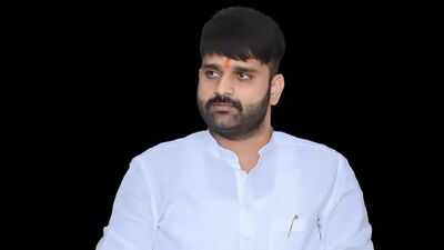 Pune Crime News : बारामती हादरली! विमानतळाजवळ उद्योजकावर जीवघेणा हल्ला; परिसरात हवेत गोळीबार